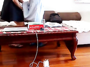 好像是妈妈给青春期女儿裤衩脱下检查下体 有个洋老外也坐下参与