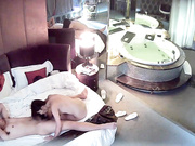 情趣酒店水滴摄像头偷拍健壮男和美女洗完鸳鸯浴激情啪啪对白清晰