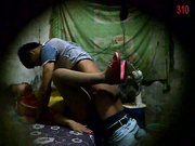 出租屋内的小姐咋这么有口福，看着大鸡巴