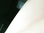 妹子男友开车摸奶子内裤都没穿无毛小逼深喉