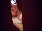 女儿看AV按摩器自慰被爸爸发现推门进去啪啪