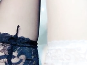 苗条年轻嫩妹收费洗澡自慰和炮友啪啪