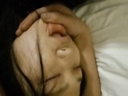 【真实MJ】忽悠大一小学妹出来旅游趁机迷晕，带到房间换丝袜，掰穴玩胸肆意把玩青春的胴体真开心