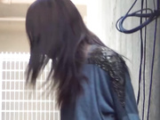 盗站流出街拍大神户外多视角连拍3位气质漂亮美眉内急难耐跑到楼缝隐蔽处撒尿水流成河美女的倒三角形阴毛性