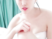 骚人妻玩弄淫穴近距离直播摸豆豆高潮不断