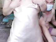 良家小少妇为了生活露脸3P性爱让两个大哥轮流玩弄