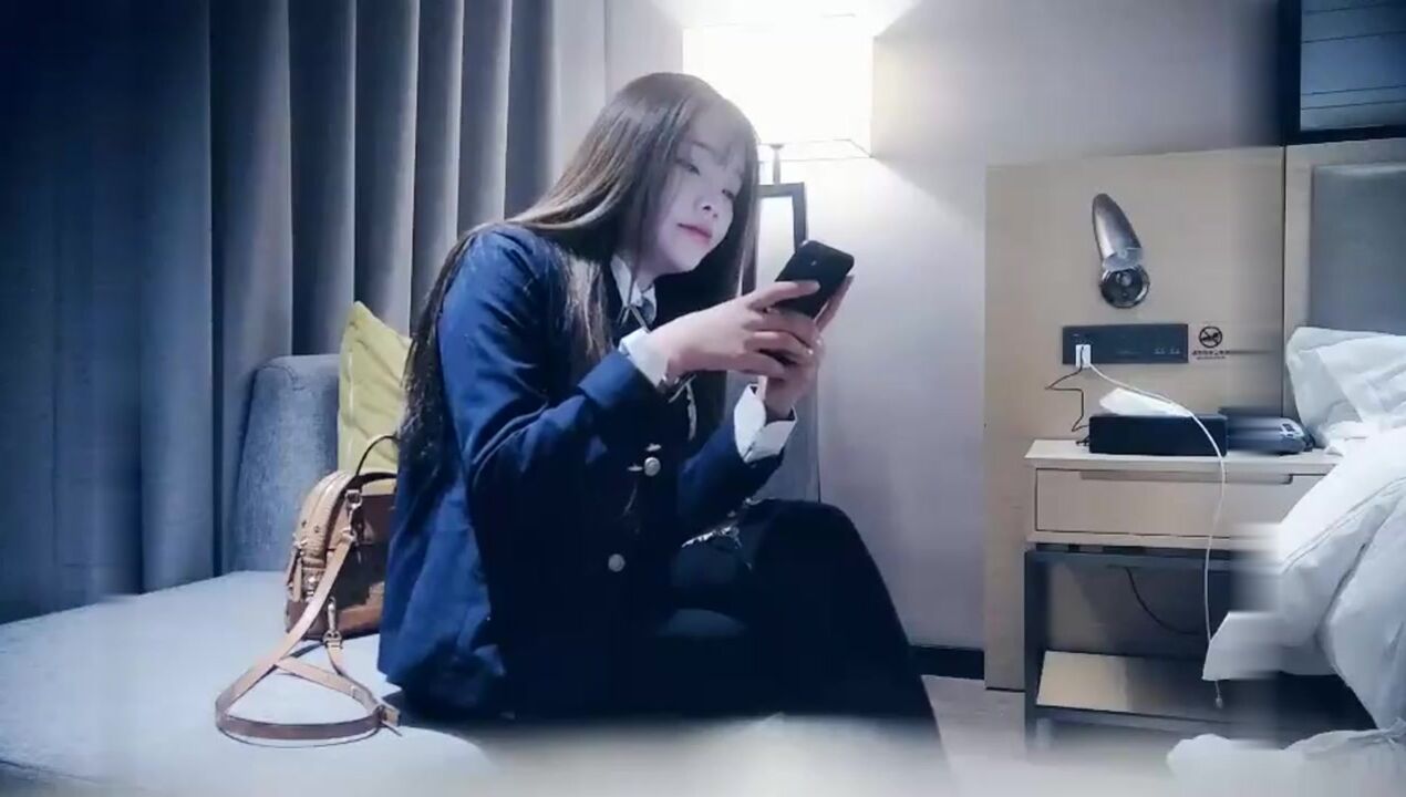 红唇花臂妹子舔奶口交一字马张开双腿按着操