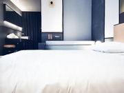 全国探花白衣一字马妹子蹲着特写口交舔弄口交